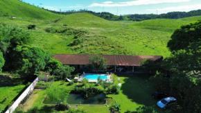 Sítio com piscina e lago para pescaria
